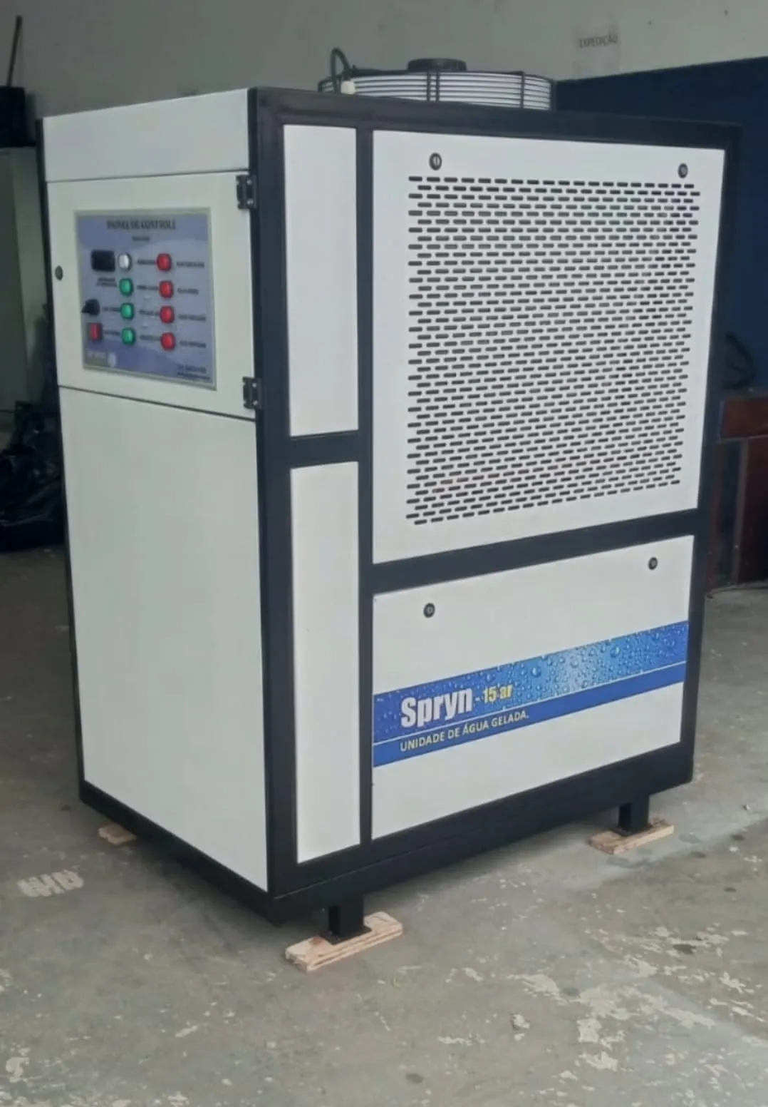 Spryn 15 — chiller industrial de 15.000 kcal/h fabricado pela Spryntec em Guarulhos