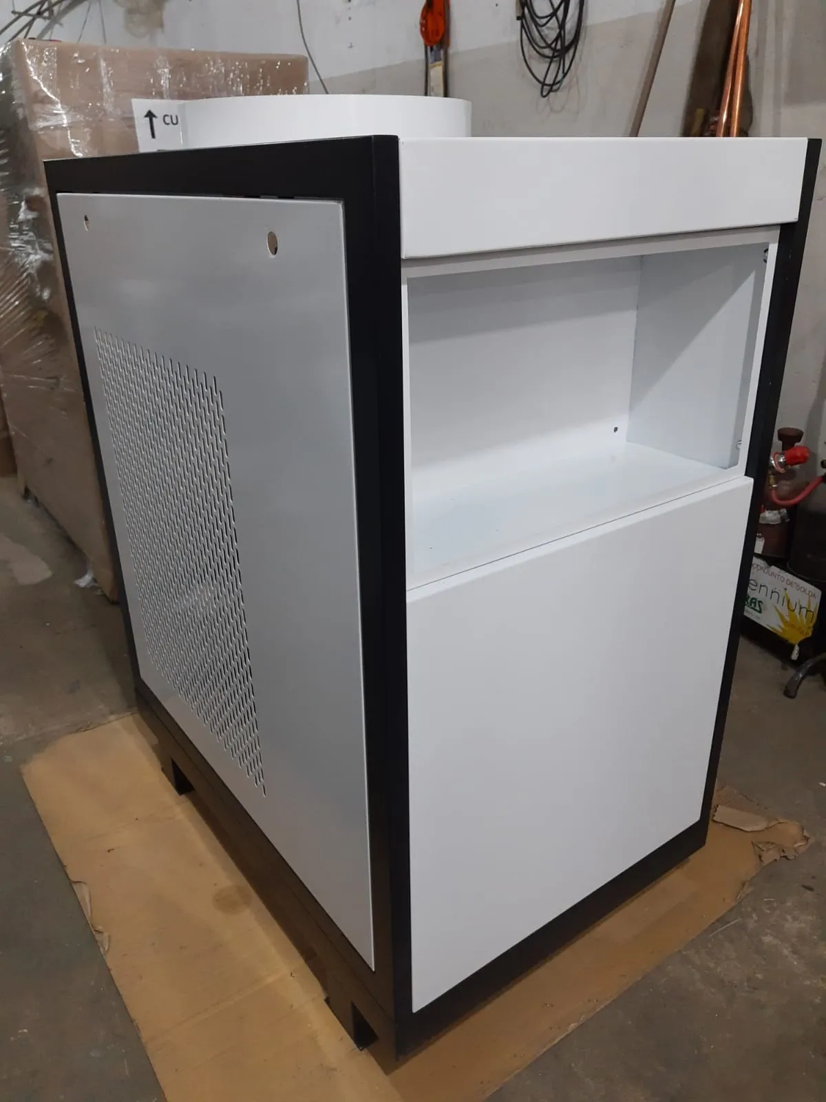 Gabinete em fabricação — estrutura própria, não importada